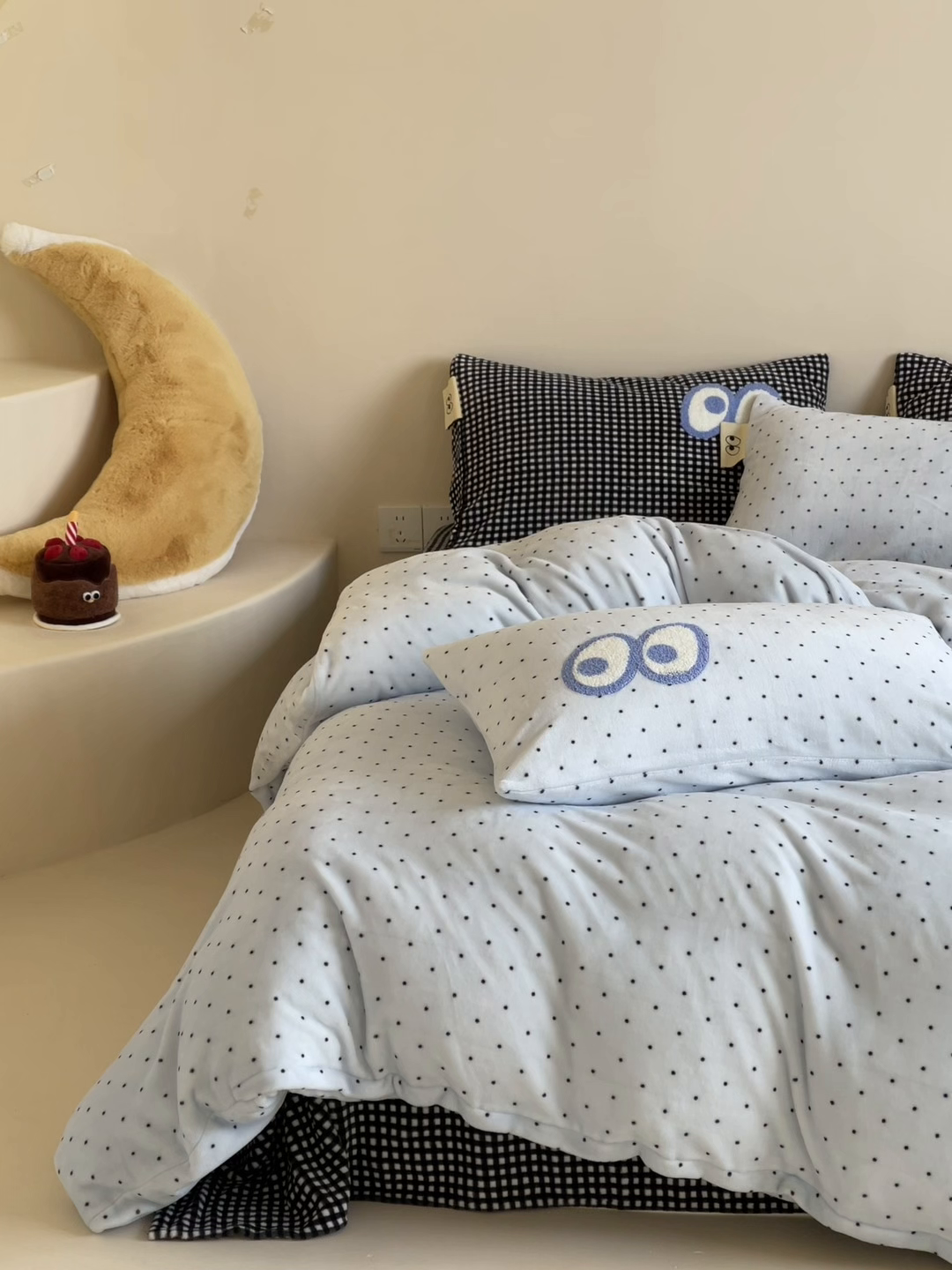 91家纺网 家纺一手货源 找家纺 桃子家居 2025新款A类ins毛巾绣显眼包撞色格子玛卡龙加厚牛奶绒织标四件套时尚模特 绒-显眼包蓝点黑格