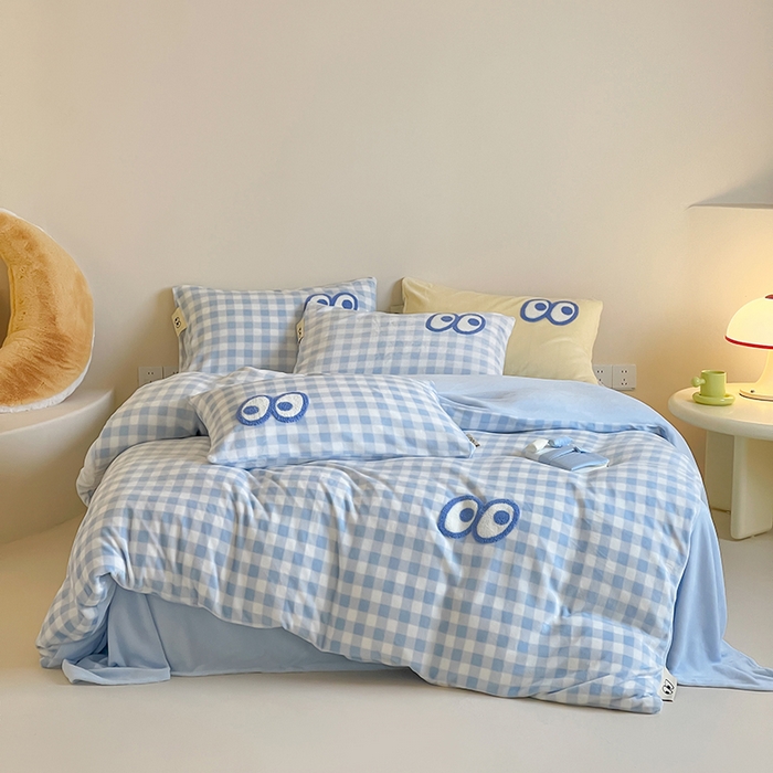 91家纺网 家纺一手货源 找家纺 桃子家居 2025新款A类ins毛巾绣显眼包撞色格子玛卡龙加厚牛奶绒织标四件套时尚模特 绒-显眼包蓝格蓝蓝