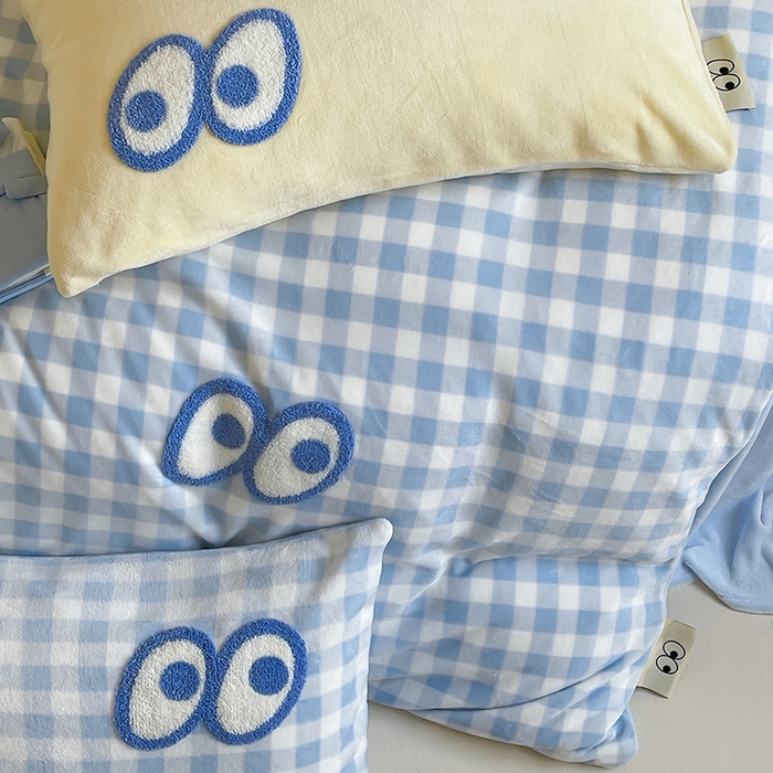 91家纺网 家纺一手货源 找家纺 桃子家居 2025新款A类ins毛巾绣显眼包撞色格子玛卡龙加厚牛奶绒织标四件套时尚模特 绒-显眼包蓝格蓝蓝