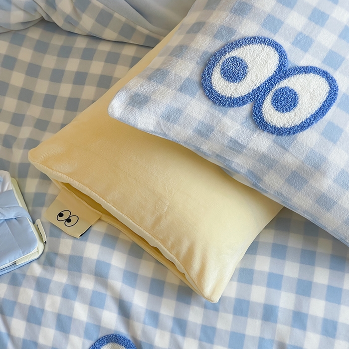 91家纺网 家纺一手货源 找家纺 桃子家居 2025新款A类ins毛巾绣显眼包撞色格子玛卡龙加厚牛奶绒织标四件套时尚模特 绒-显眼包蓝格蓝蓝