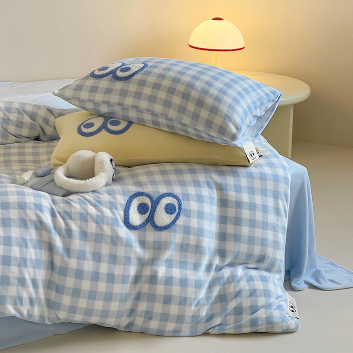 91家纺网 家纺一手货源 找家纺 桃子家居 2025新款A类ins毛巾绣显眼包撞色格子玛卡龙加厚牛奶绒织标四件套时尚模特 绒-显眼包蓝格蓝蓝