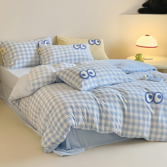 91家纺网 家纺一手货源 找家纺 桃子家居 2025新款A类ins毛巾绣显眼包撞色格子玛卡龙加厚牛奶绒织标四件套时尚模特 绒-显眼包蓝格蓝蓝