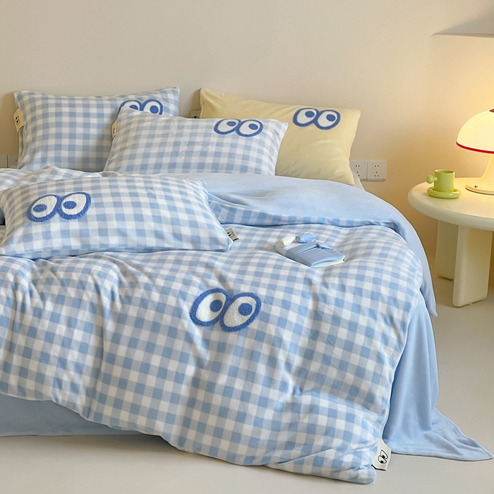 91家纺网 家纺一手货源 找家纺 桃子家居 2025新款A类ins毛巾绣显眼包撞色格子玛卡龙加厚牛奶绒织标四件套时尚模特 绒-显眼包蓝格蓝蓝