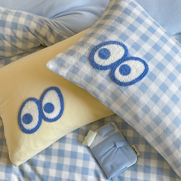 91家纺网 家纺一手货源 找家纺 桃子家居 2025新款A类ins毛巾绣显眼包撞色格子玛卡龙加厚牛奶绒织标四件套时尚模特 绒-显眼包蓝格蓝蓝