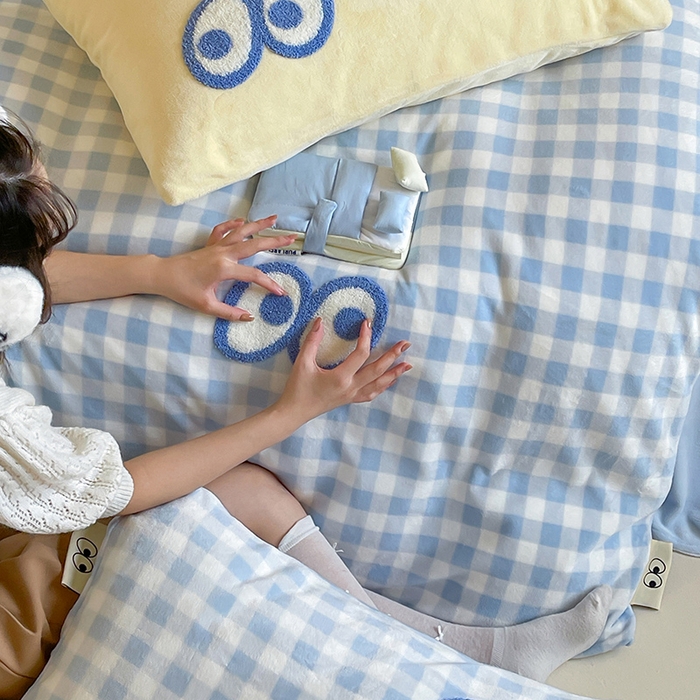 91家纺网 家纺一手货源 找家纺 桃子家居 2025新款A类ins毛巾绣显眼包撞色格子玛卡龙加厚牛奶绒织标四件套时尚模特 绒-显眼包蓝格蓝蓝