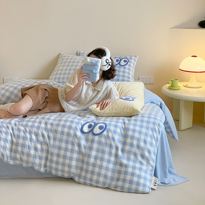 91家纺网 家纺一手货源 找家纺 桃子家居 2025新款A类ins毛巾绣显眼包撞色格子玛卡龙加厚牛奶绒织标四件套时尚模特 绒-显眼包蓝格蓝蓝