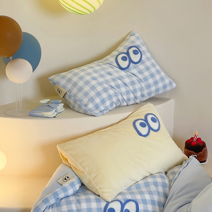 91家纺网 家纺一手货源 找家纺 桃子家居 2025新款A类ins毛巾绣显眼包撞色格子玛卡龙加厚牛奶绒织标四件套时尚模特 绒-显眼包蓝格蓝蓝