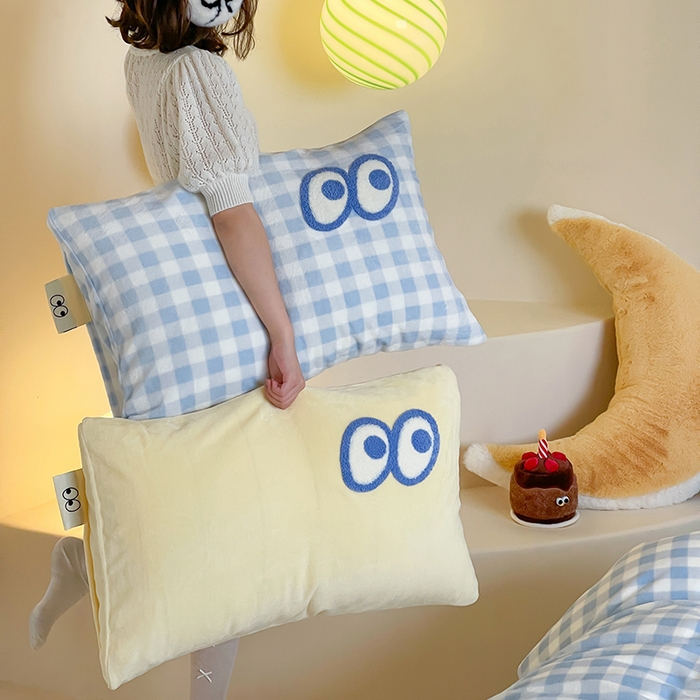 91家纺网 家纺一手货源 找家纺 桃子家居 2025新款A类ins毛巾绣显眼包撞色格子玛卡龙加厚牛奶绒织标四件套时尚模特 绒-显眼包蓝格蓝蓝