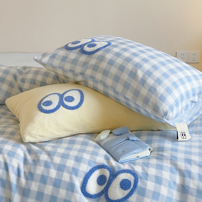 91家纺网 家纺一手货源 找家纺 桃子家居 2025新款A类ins毛巾绣显眼包撞色格子玛卡龙加厚牛奶绒织标四件套时尚模特 绒-显眼包蓝格蓝蓝