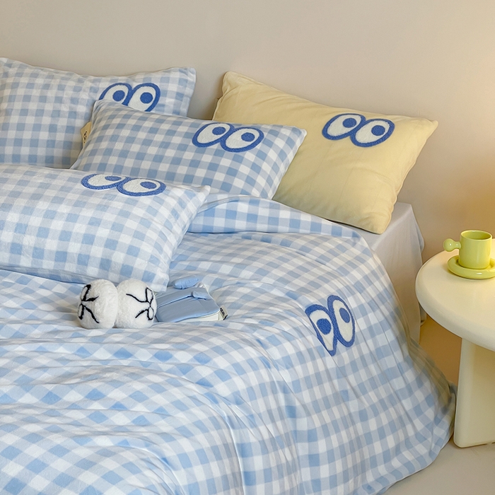 91家纺网 家纺一手货源 找家纺 桃子家居 2025新款A类ins毛巾绣显眼包撞色格子玛卡龙加厚牛奶绒织标四件套时尚模特 绒-显眼包蓝格蓝蓝