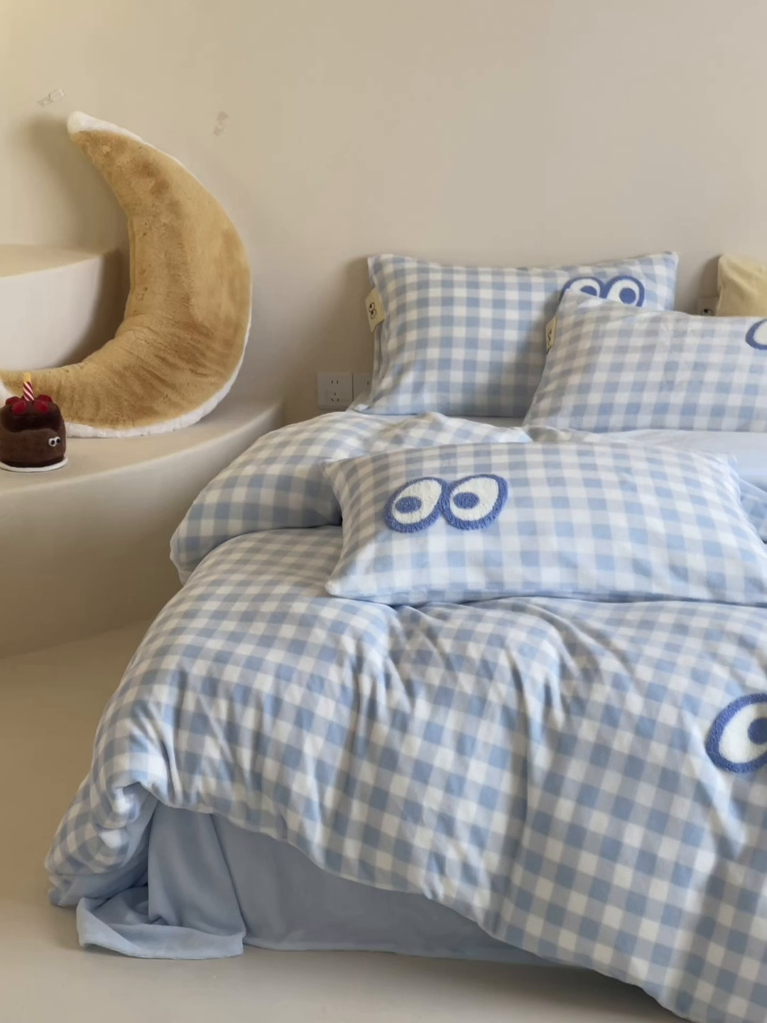 91家纺网 家纺一手货源 找家纺 桃子家居 2025新款A类ins毛巾绣显眼包撞色格子玛卡龙加厚牛奶绒织标四件套时尚模特 绒-显眼包蓝格蓝蓝