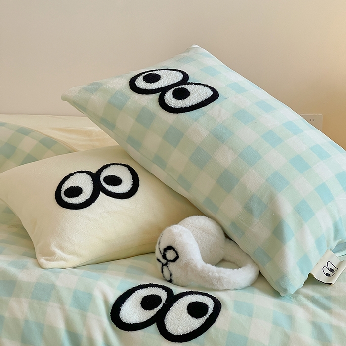 91家纺网 家纺一手货源 找家纺 桃子家居 2025新款A类ins毛巾绣显眼包撞色格子玛卡龙加厚牛奶绒织标四件套时尚模特 绒-显眼包蓝绿黄格