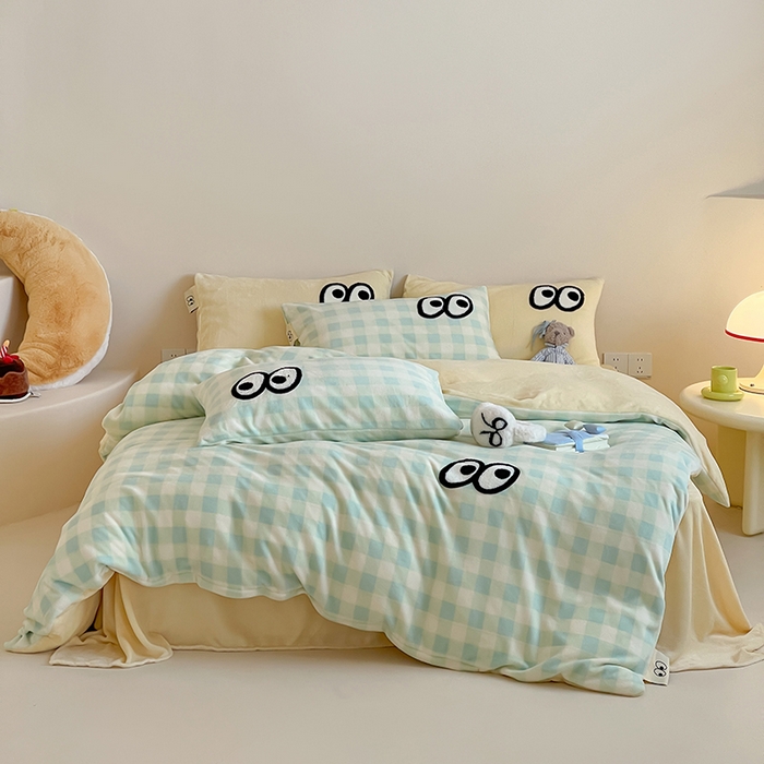 91家纺网 家纺一手货源 找家纺 桃子家居 2025新款A类ins毛巾绣显眼包撞色格子玛卡龙加厚牛奶绒织标四件套时尚模特 绒-显眼包蓝绿黄格