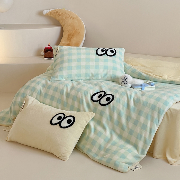 91家纺网 家纺一手货源 找家纺 桃子家居 2025新款A类ins毛巾绣显眼包撞色格子玛卡龙加厚牛奶绒织标四件套时尚模特 绒-显眼包蓝绿黄格