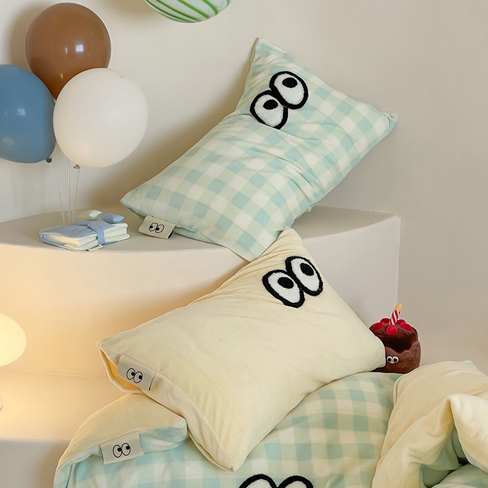 91家纺网 家纺一手货源 找家纺 桃子家居 2025新款A类ins毛巾绣显眼包撞色格子玛卡龙加厚牛奶绒织标四件套时尚模特 绒-显眼包蓝绿黄格