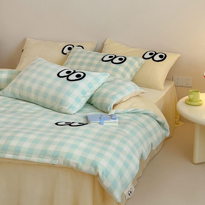 91家纺网 家纺一手货源 找家纺 桃子家居 2025新款A类ins毛巾绣显眼包撞色格子玛卡龙加厚牛奶绒织标四件套时尚模特 绒-显眼包蓝绿黄格