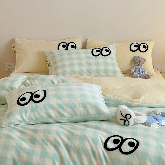 91家纺网 家纺一手货源 找家纺 桃子家居 2025新款A类ins毛巾绣显眼包撞色格子玛卡龙加厚牛奶绒织标四件套时尚模特 绒-显眼包蓝绿黄格