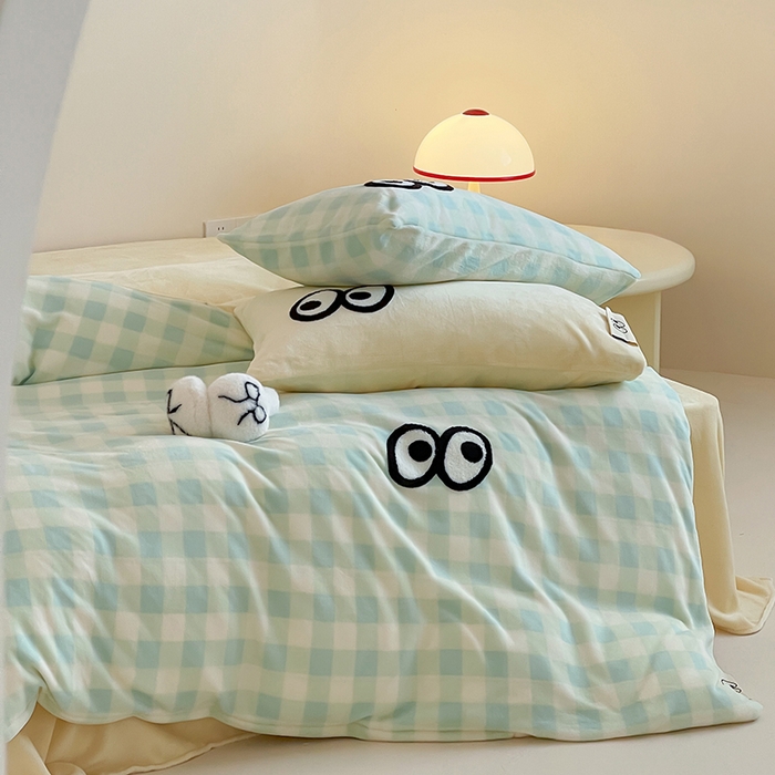 91家纺网 家纺一手货源 找家纺 桃子家居 2025新款A类ins毛巾绣显眼包撞色格子玛卡龙加厚牛奶绒织标四件套时尚模特 绒-显眼包蓝绿黄格