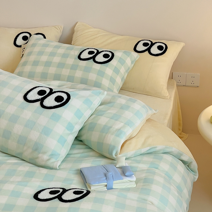 91家纺网 家纺一手货源 找家纺 桃子家居 2025新款A类ins毛巾绣显眼包撞色格子玛卡龙加厚牛奶绒织标四件套时尚模特 绒-显眼包蓝绿黄格