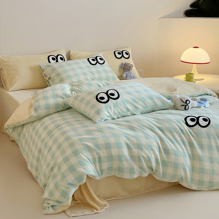 91家纺网 家纺一手货源 找家纺 桃子家居 2025新款A类ins毛巾绣显眼包撞色格子玛卡龙加厚牛奶绒织标四件套时尚模特 绒-显眼包蓝绿黄格