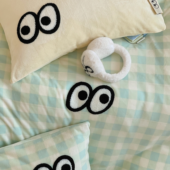 91家纺网 家纺一手货源 找家纺 桃子家居 2025新款A类ins毛巾绣显眼包撞色格子玛卡龙加厚牛奶绒织标四件套时尚模特 绒-显眼包蓝绿黄格