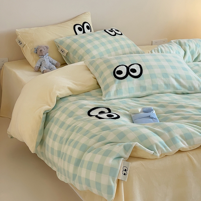 91家纺网 家纺一手货源 找家纺 桃子家居 2025新款A类ins毛巾绣显眼包撞色格子玛卡龙加厚牛奶绒织标四件套时尚模特 绒-显眼包蓝绿黄格