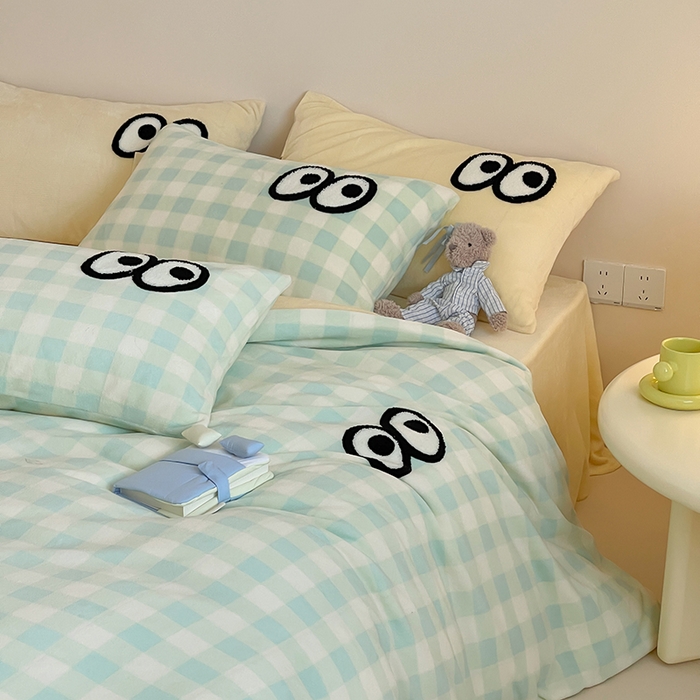 91家纺网 家纺一手货源 找家纺 桃子家居 2025新款A类ins毛巾绣显眼包撞色格子玛卡龙加厚牛奶绒织标四件套时尚模特 绒-显眼包蓝绿黄格