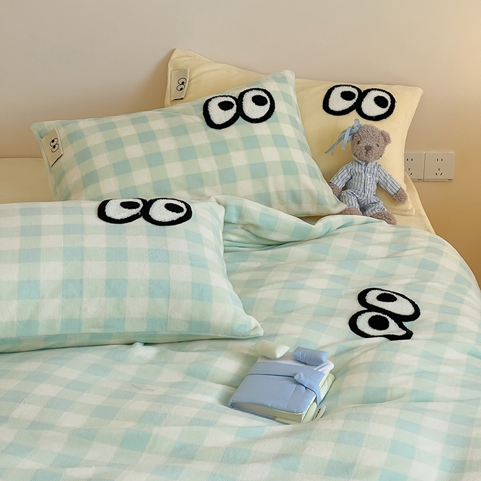 91家纺网 家纺一手货源 找家纺 桃子家居 2025新款A类ins毛巾绣显眼包撞色格子玛卡龙加厚牛奶绒织标四件套时尚模特 绒-显眼包蓝绿黄格