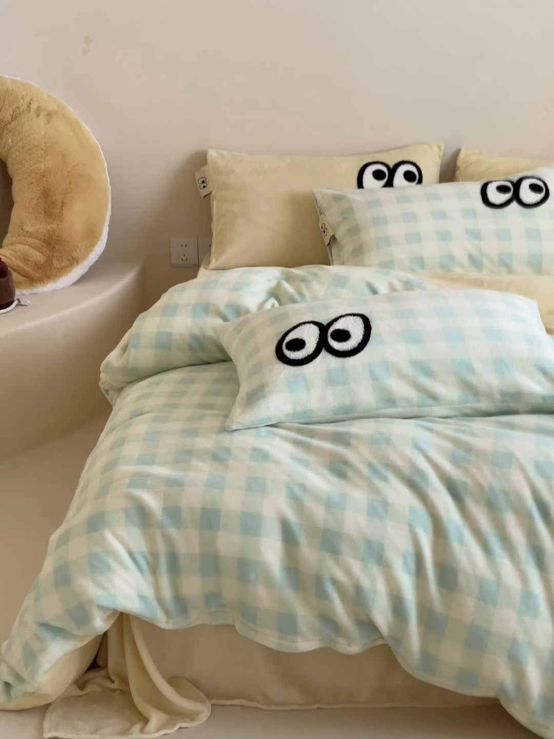 91家纺网 家纺一手货源 找家纺 桃子家居 2025新款A类ins毛巾绣显眼包撞色格子玛卡龙加厚牛奶绒织标四件套时尚模特 绒-显眼包蓝绿黄格