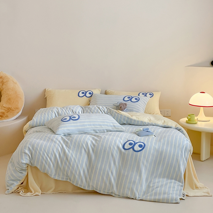 91家纺网 家纺一手货源 找家纺 桃子家居 2025新款A类ins毛巾绣显眼包撞色格子玛卡龙加厚牛奶绒织标四件套时尚模特 绒-显眼包蓝条黄