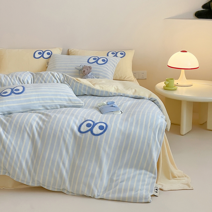 91家纺网 家纺一手货源 找家纺 桃子家居 2025新款A类ins毛巾绣显眼包撞色格子玛卡龙加厚牛奶绒织标四件套时尚模特 绒-显眼包蓝条黄