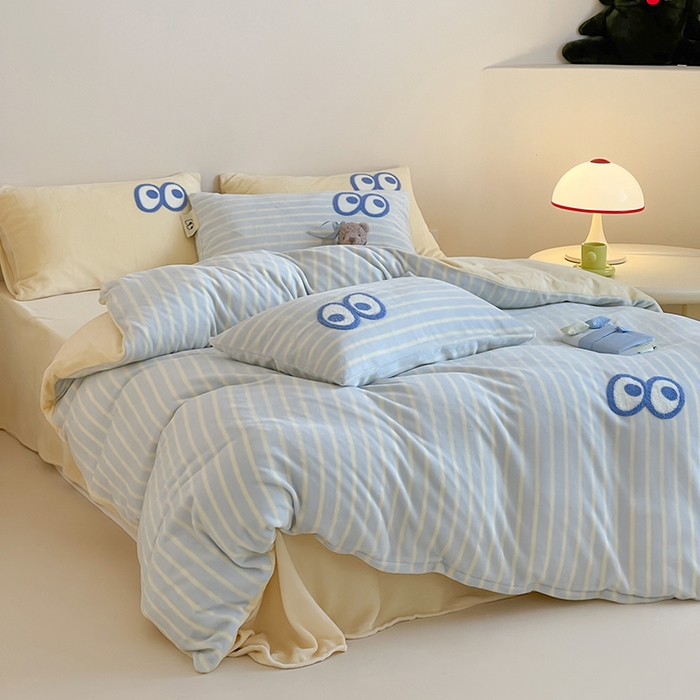 91家纺网 家纺一手货源 找家纺 桃子家居 2025新款A类ins毛巾绣显眼包撞色格子玛卡龙加厚牛奶绒织标四件套时尚模特 绒-显眼包蓝条黄