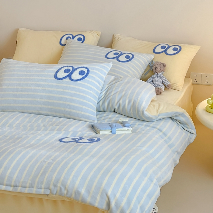 91家纺网 家纺一手货源 找家纺 桃子家居 2025新款A类ins毛巾绣显眼包撞色格子玛卡龙加厚牛奶绒织标四件套时尚模特 绒-显眼包蓝条黄