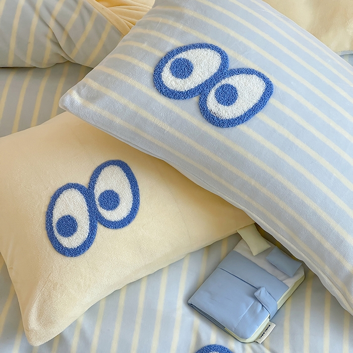 91家纺网 家纺一手货源 找家纺 桃子家居 2025新款A类ins毛巾绣显眼包撞色格子玛卡龙加厚牛奶绒织标四件套时尚模特 绒-显眼包蓝条黄