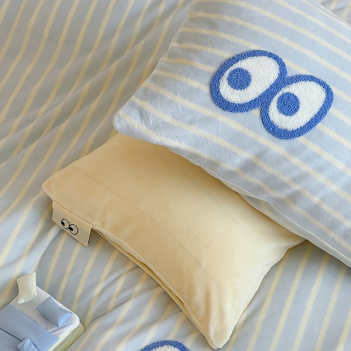 91家纺网 家纺一手货源 找家纺 桃子家居 2025新款A类ins毛巾绣显眼包撞色格子玛卡龙加厚牛奶绒织标四件套时尚模特 绒-显眼包蓝条黄