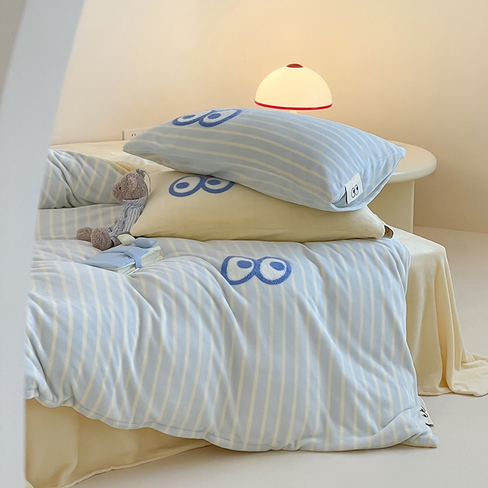 91家纺网 家纺一手货源 找家纺 桃子家居 2025新款A类ins毛巾绣显眼包撞色格子玛卡龙加厚牛奶绒织标四件套时尚模特 绒-显眼包蓝条黄