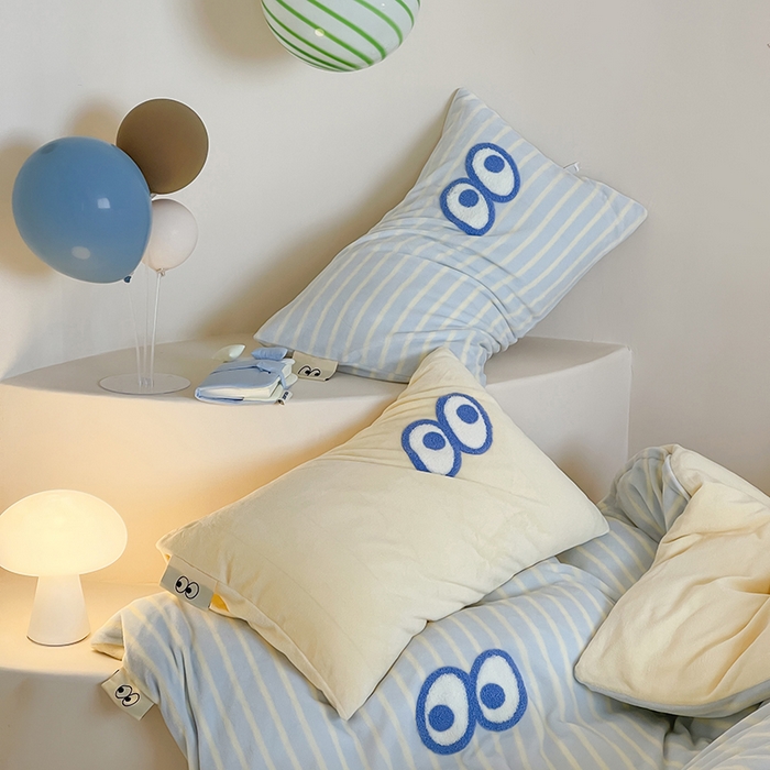 91家纺网 家纺一手货源 找家纺 桃子家居 2025新款A类ins毛巾绣显眼包撞色格子玛卡龙加厚牛奶绒织标四件套时尚模特 绒-显眼包蓝条黄