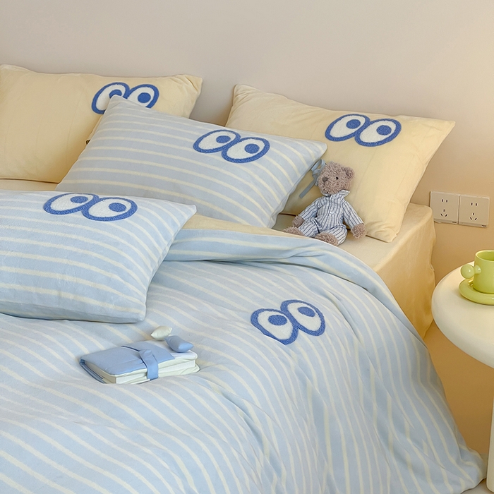 91家纺网 家纺一手货源 找家纺 桃子家居 2025新款A类ins毛巾绣显眼包撞色格子玛卡龙加厚牛奶绒织标四件套时尚模特 绒-显眼包蓝条黄