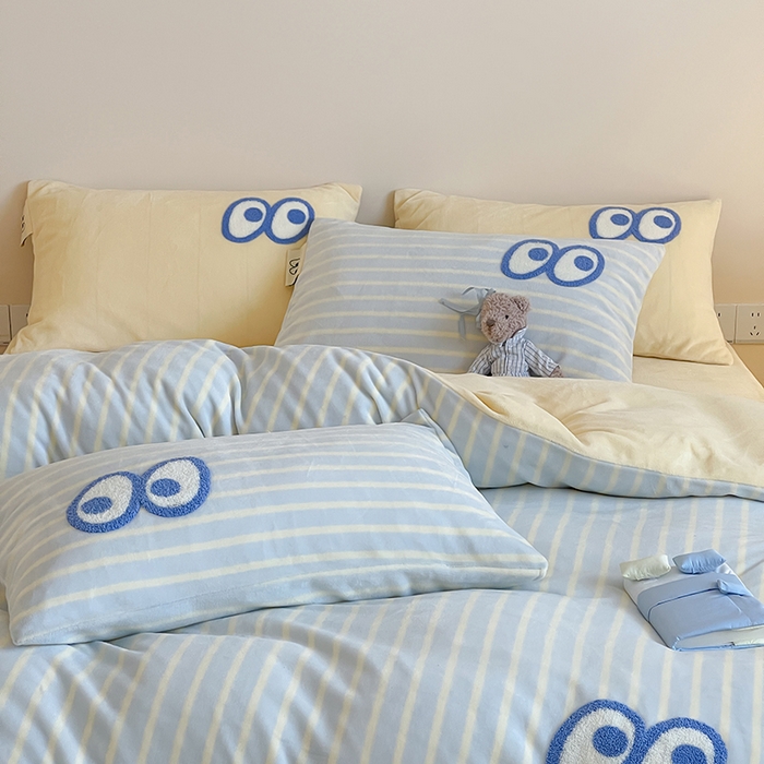 91家纺网 家纺一手货源 找家纺 桃子家居 2025新款A类ins毛巾绣显眼包撞色格子玛卡龙加厚牛奶绒织标四件套时尚模特 绒-显眼包蓝条黄