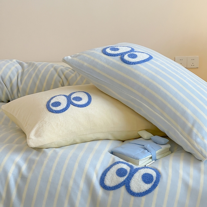 91家纺网 家纺一手货源 找家纺 桃子家居 2025新款A类ins毛巾绣显眼包撞色格子玛卡龙加厚牛奶绒织标四件套时尚模特 绒-显眼包蓝条黄