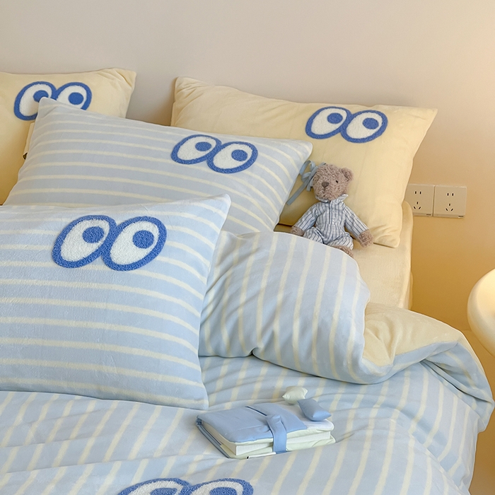 91家纺网 家纺一手货源 找家纺 桃子家居 2025新款A类ins毛巾绣显眼包撞色格子玛卡龙加厚牛奶绒织标四件套时尚模特 绒-显眼包蓝条黄