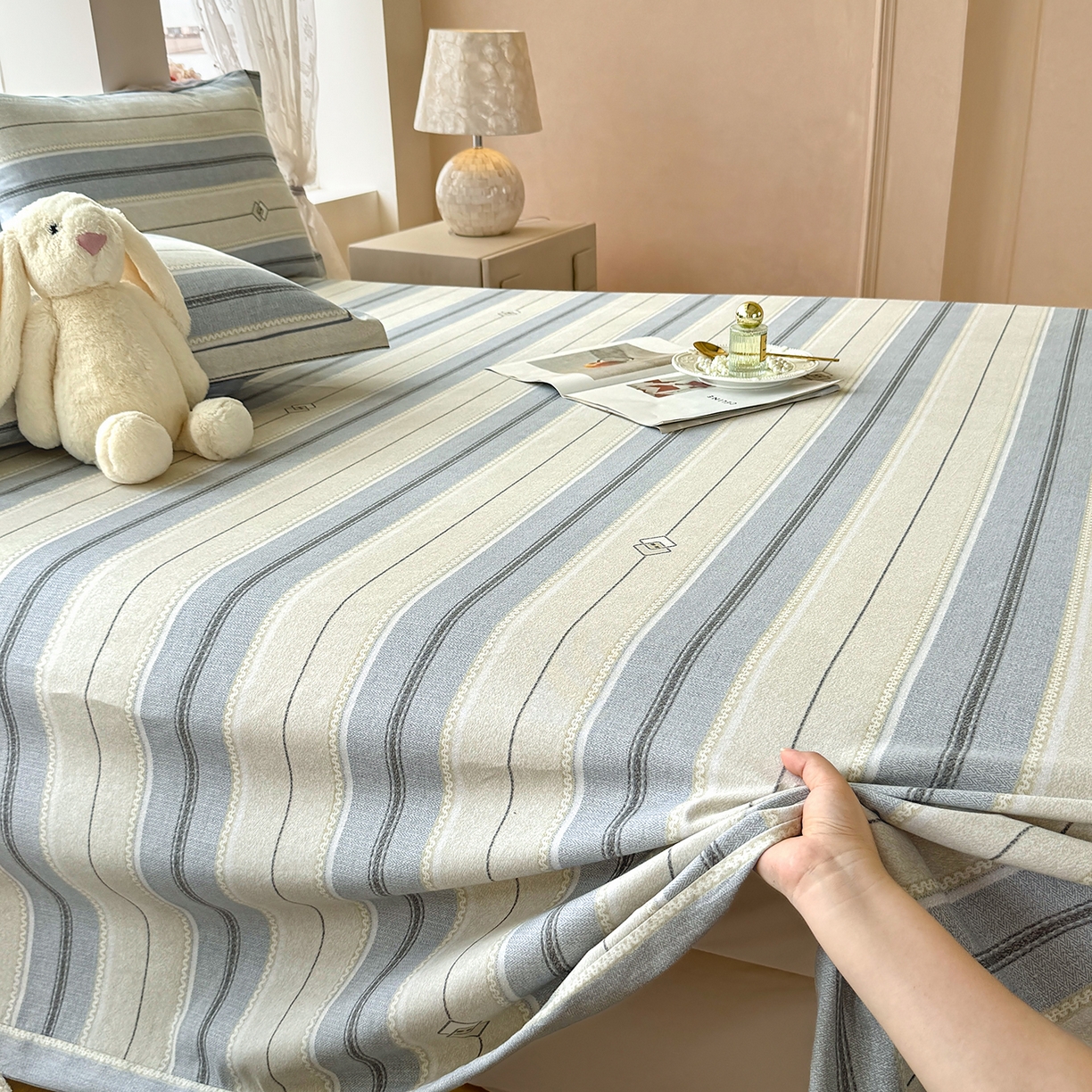 91家纺网 家纺一手货源 找家纺 壹贝家纺 2025新款A类100%全棉纯棉磨毛床单单床单床单单件 凡尔赛-灰