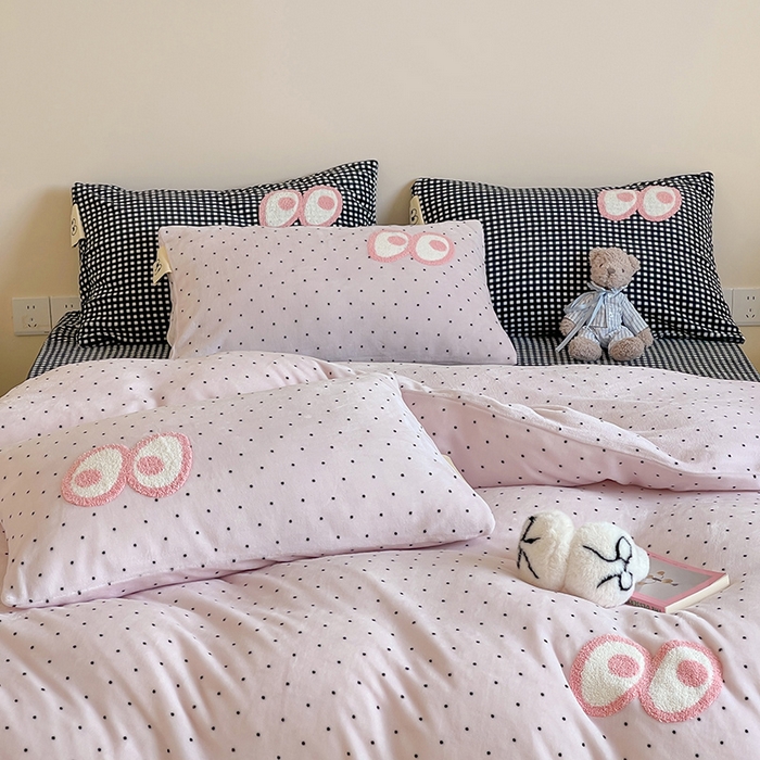 91家纺网 家纺一手货源 找家纺 桃子家居 2025新款A类ins毛巾绣显眼包撞色格子玛卡龙加厚牛奶绒织标四件套时尚模特 绒-显眼包紫点黑格