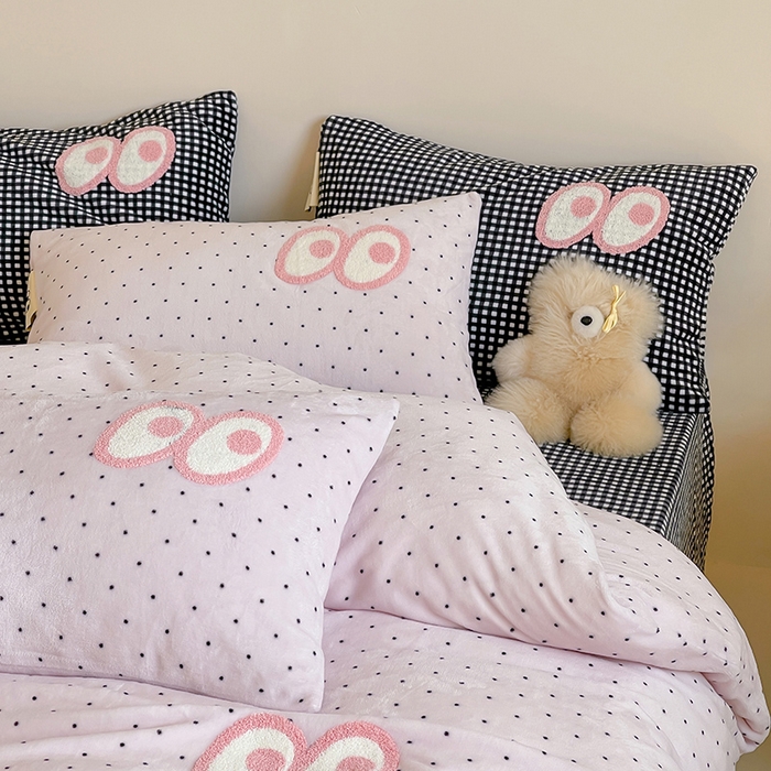 91家纺网 家纺一手货源 找家纺 桃子家居 2025新款A类ins毛巾绣显眼包撞色格子玛卡龙加厚牛奶绒织标四件套时尚模特 绒-显眼包紫点黑格