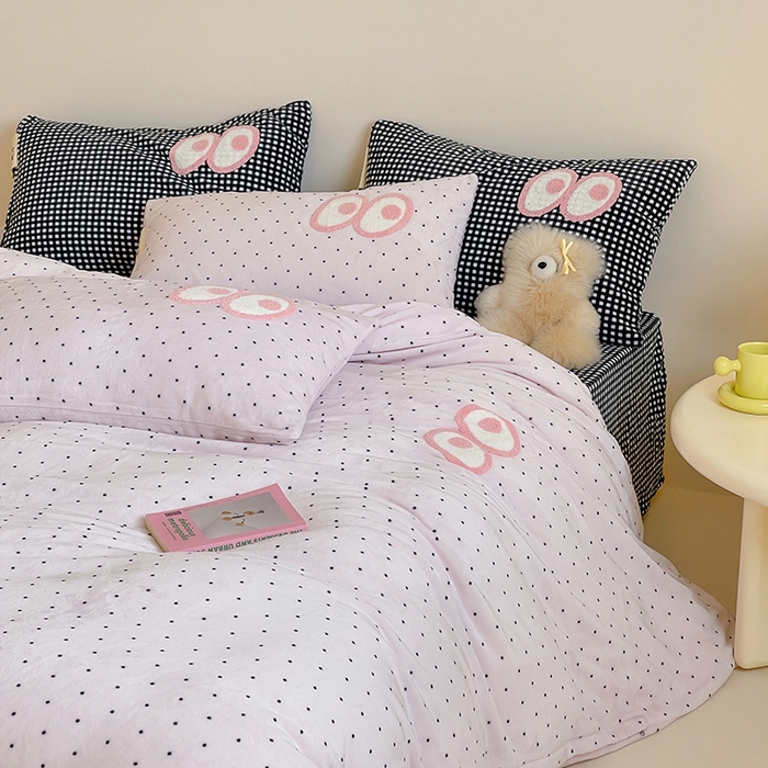 91家纺网 家纺一手货源 找家纺 桃子家居 2025新款A类ins毛巾绣显眼包撞色格子玛卡龙加厚牛奶绒织标四件套时尚模特 绒-显眼包紫点黑格