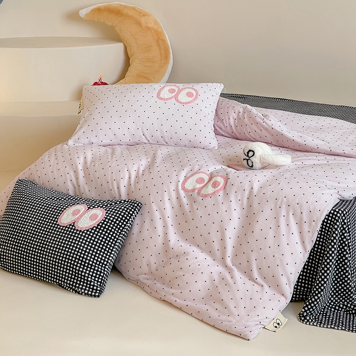 91家纺网 家纺一手货源 找家纺 桃子家居 2025新款A类ins毛巾绣显眼包撞色格子玛卡龙加厚牛奶绒织标四件套时尚模特 绒-显眼包紫点黑格