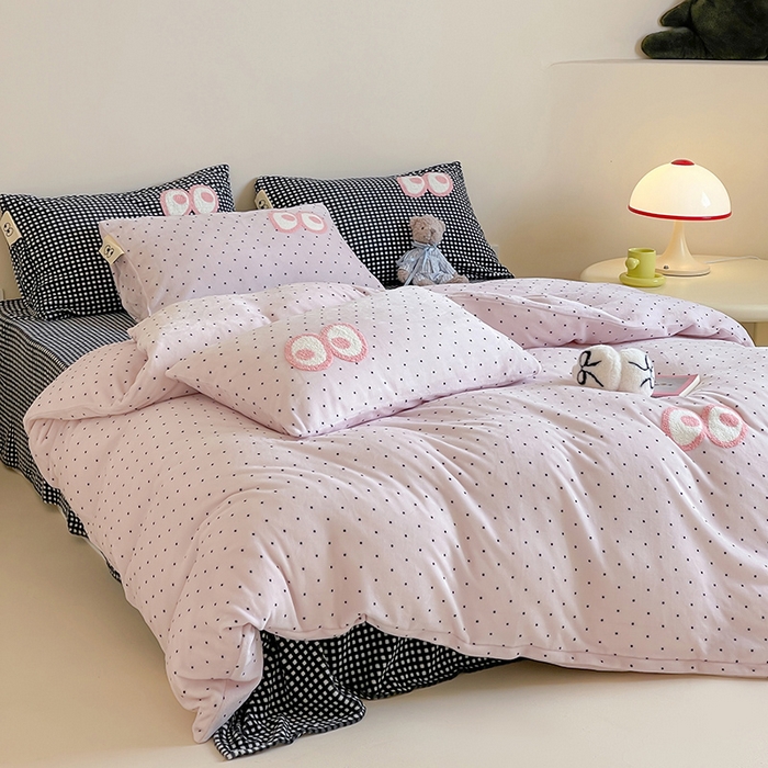 91家纺网 家纺一手货源 找家纺 桃子家居 2025新款A类ins毛巾绣显眼包撞色格子玛卡龙加厚牛奶绒织标四件套时尚模特 绒-显眼包紫点黑格