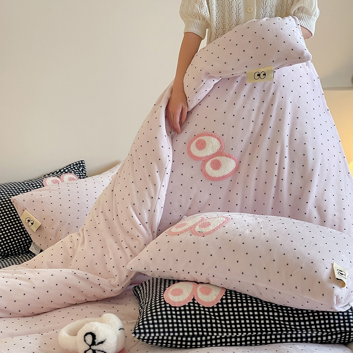 91家纺网 家纺一手货源 找家纺 桃子家居 2025新款A类ins毛巾绣显眼包撞色格子玛卡龙加厚牛奶绒织标四件套时尚模特 绒-显眼包紫点黑格