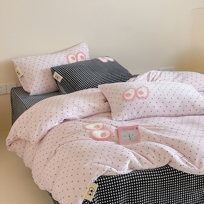 91家纺网 家纺一手货源 找家纺 桃子家居 2025新款A类ins毛巾绣显眼包撞色格子玛卡龙加厚牛奶绒织标四件套时尚模特 绒-显眼包紫点黑格