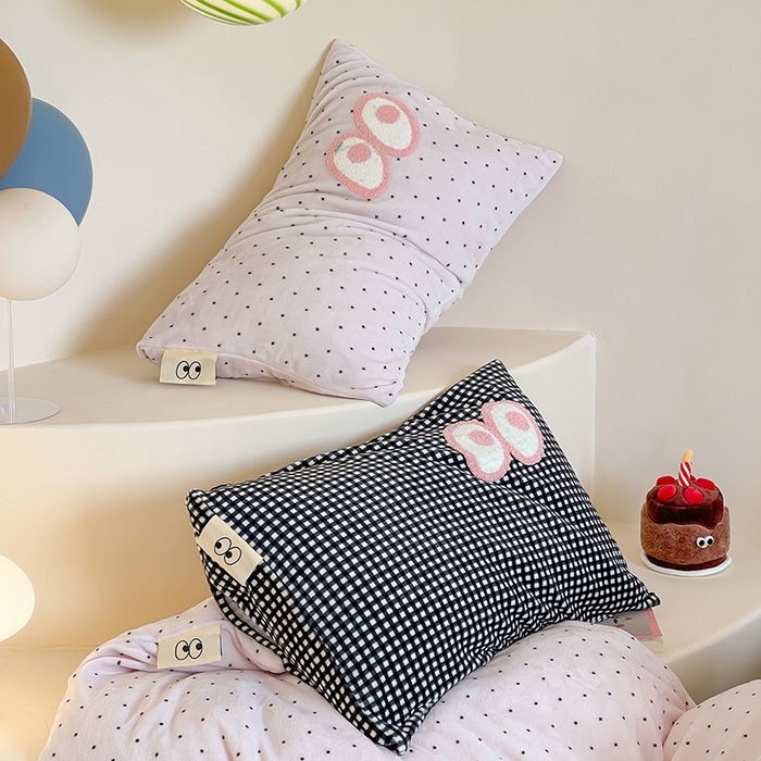 91家纺网 家纺一手货源 找家纺 桃子家居 2025新款A类ins毛巾绣显眼包撞色格子玛卡龙加厚牛奶绒织标四件套时尚模特 绒-显眼包紫点黑格